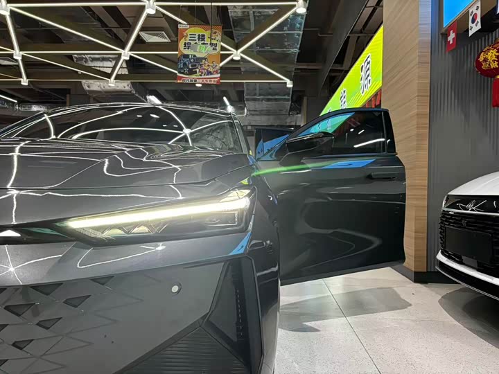 Фото 9 - Changan UNI-V Hybrid