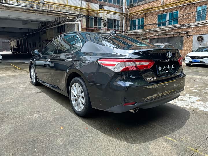 Фото 11 - Toyota Camry