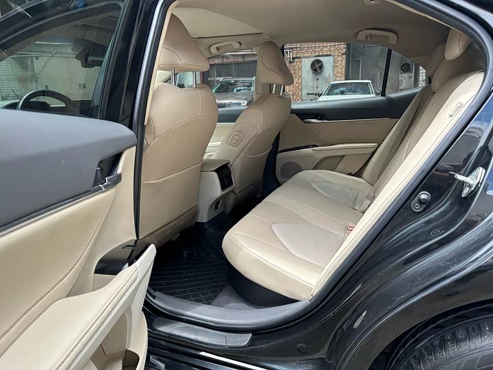 Фото 6 - Toyota Camry