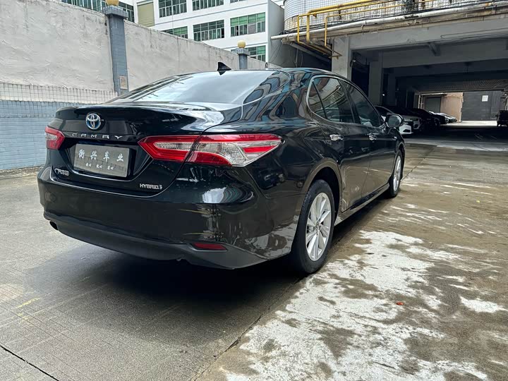 Фото 9 - Toyota Camry