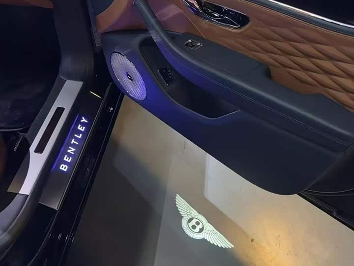 Фото 11 - Bentley Flying Spur