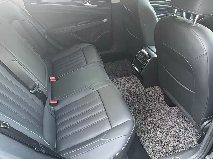 Фото 8 - Volkswagen Passat