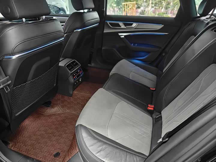 Фото 9 - Audi A6L