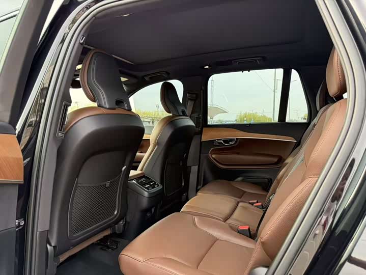 Фото 9 - Volvo XC90