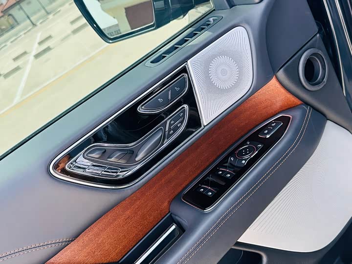 Фото 11 - Lincoln Navigator