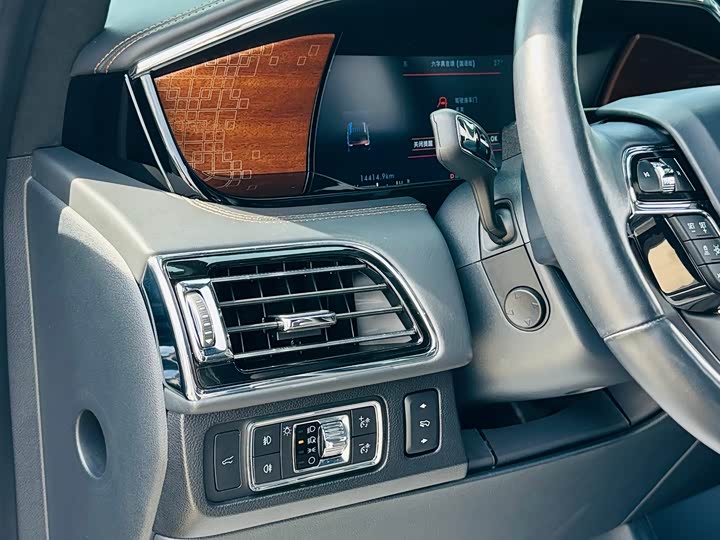 Фото 13 - Lincoln Navigator