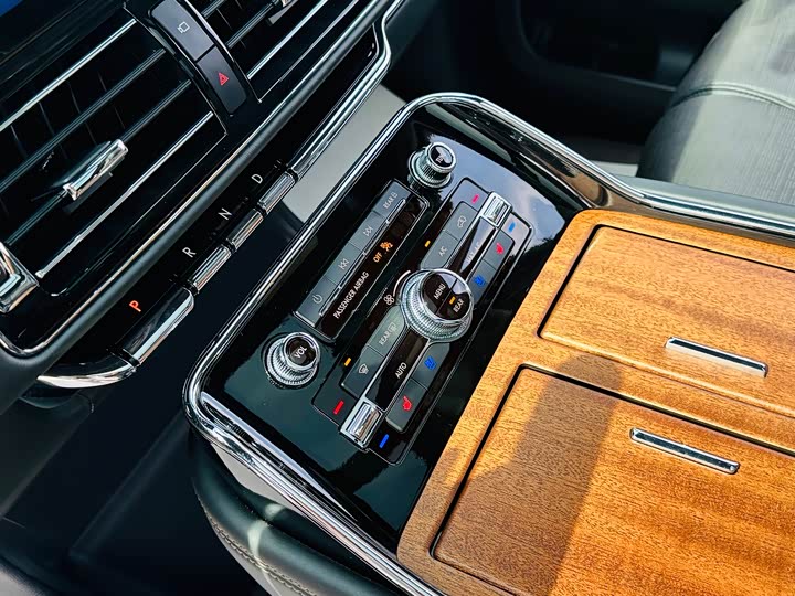 Фото 14 - Lincoln Navigator