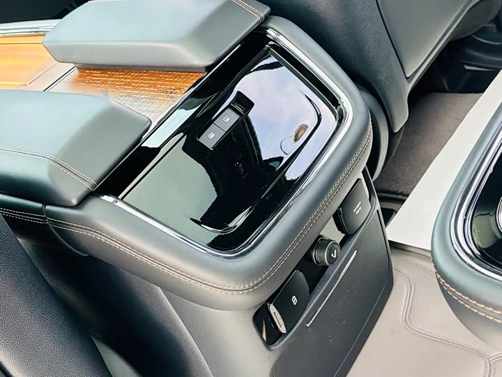 Фото 22 - Lincoln Navigator