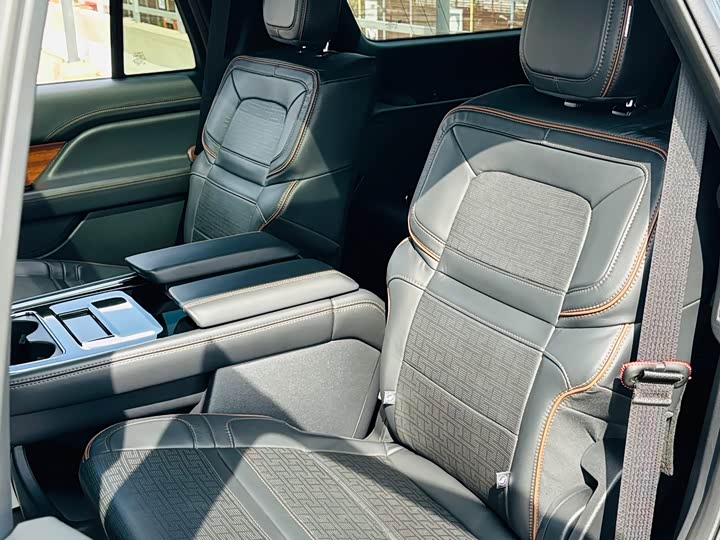 Фото 24 - Lincoln Navigator