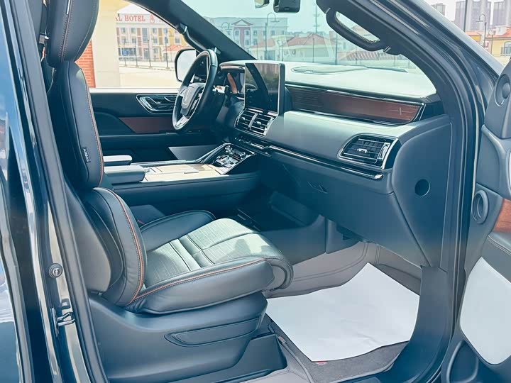 Фото 32 - Lincoln Navigator