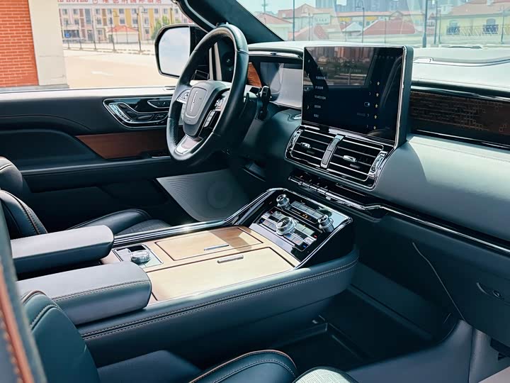 Фото 33 - Lincoln Navigator