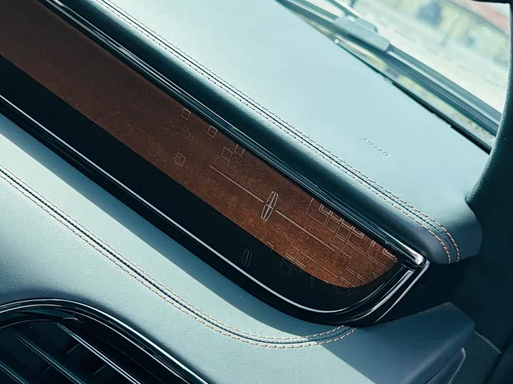 Фото 36 - Lincoln Navigator