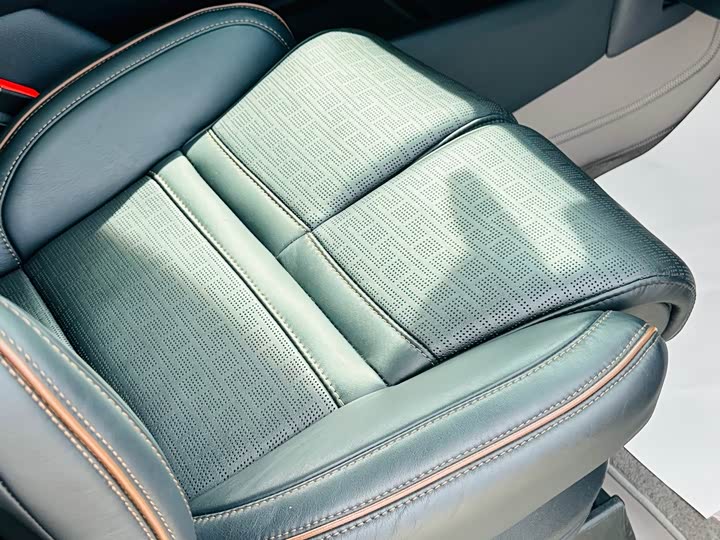 Фото 37 - Lincoln Navigator