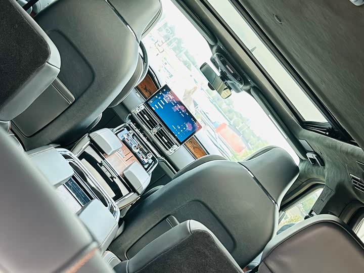 Фото 38 - Lincoln Navigator