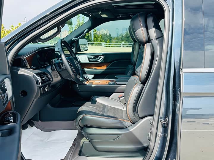 Фото 8 - Lincoln Navigator