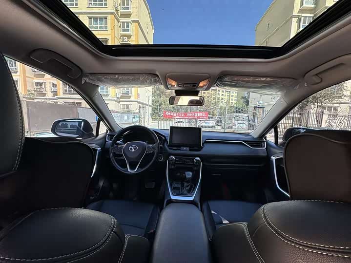 Фото 9 - Toyota RAV4