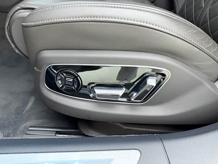 Фото 10 - Audi A8