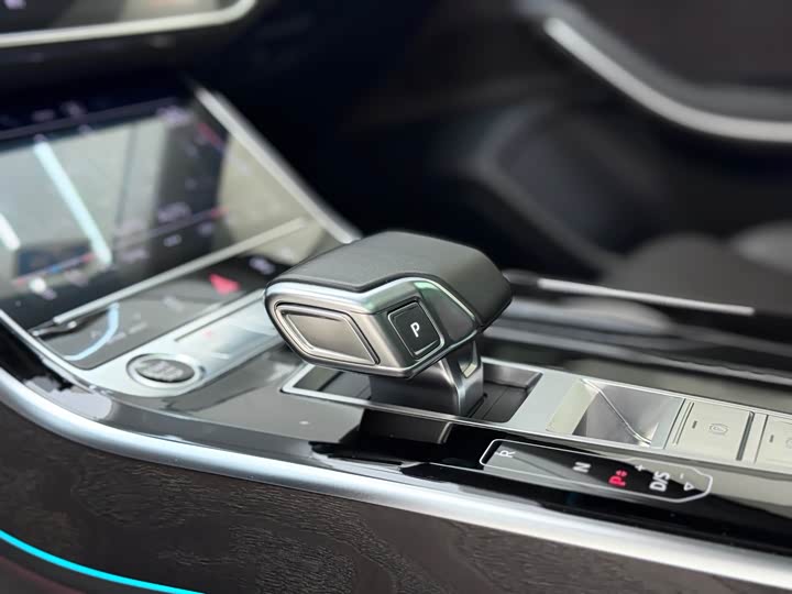 Фото 16 - Audi A8