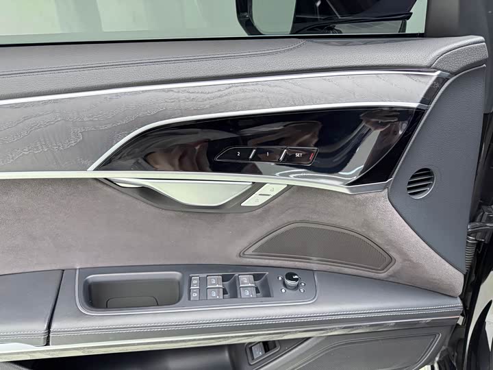 Фото 8 - Audi A8