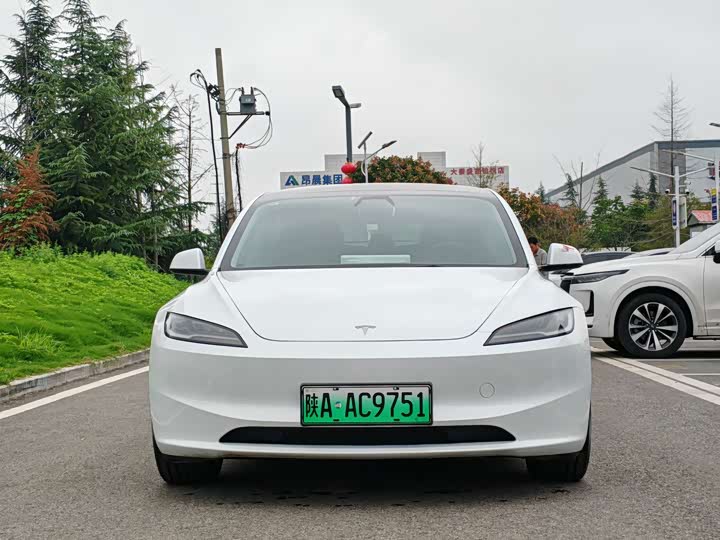 Фото 2 - Tesla Model 3