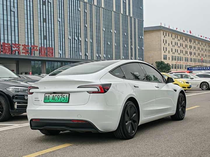 Фото 4 - Tesla Model 3