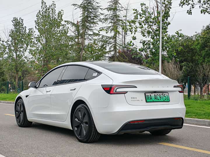 Фото 6 - Tesla Model 3