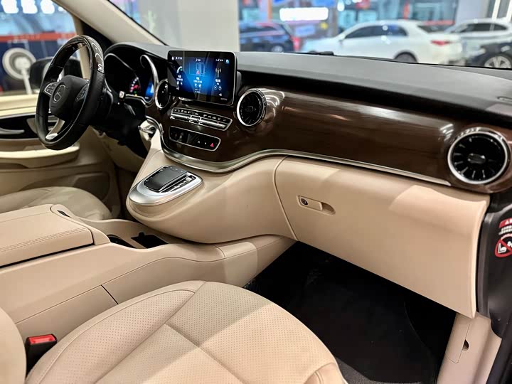 Фото 7 - Mercedes-Benz V-Class