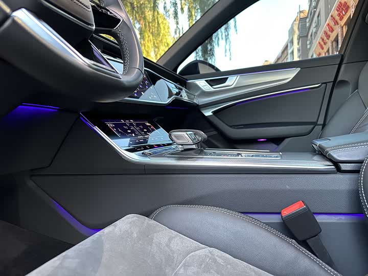 Фото 16 - Audi A6L