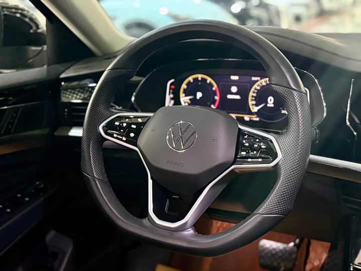 Фото 10 - Volkswagen Passat