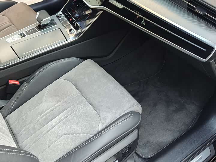 Фото 13 - Audi A6L