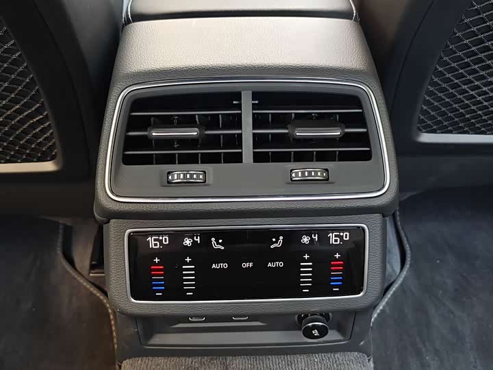 Фото 17 - Audi A6L