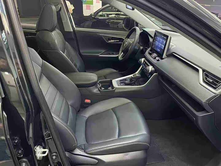 Фото 14 - Toyota RAV4