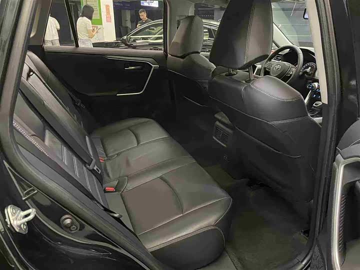 Фото 15 - Toyota RAV4