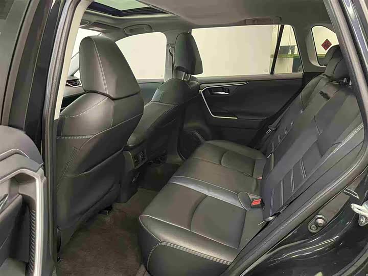 Фото 16 - Toyota RAV4