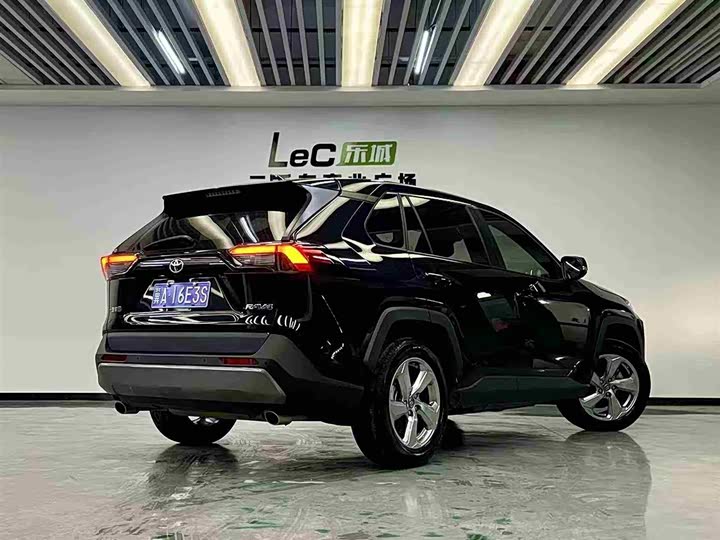 Фото 4 - Toyota RAV4