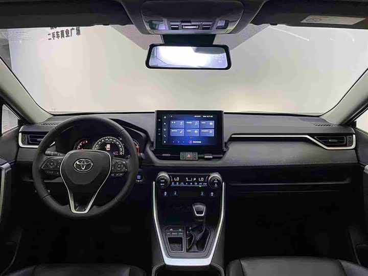 Фото 8 - Toyota RAV4