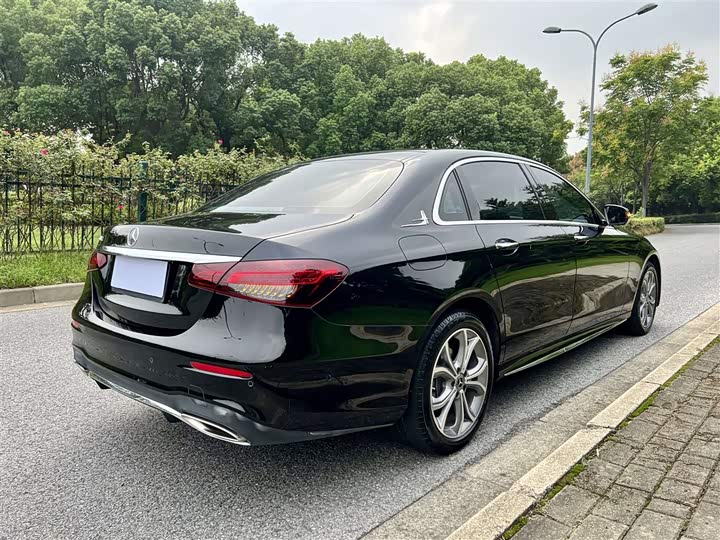 Фото 10 - Mercedes-Benz E-Class