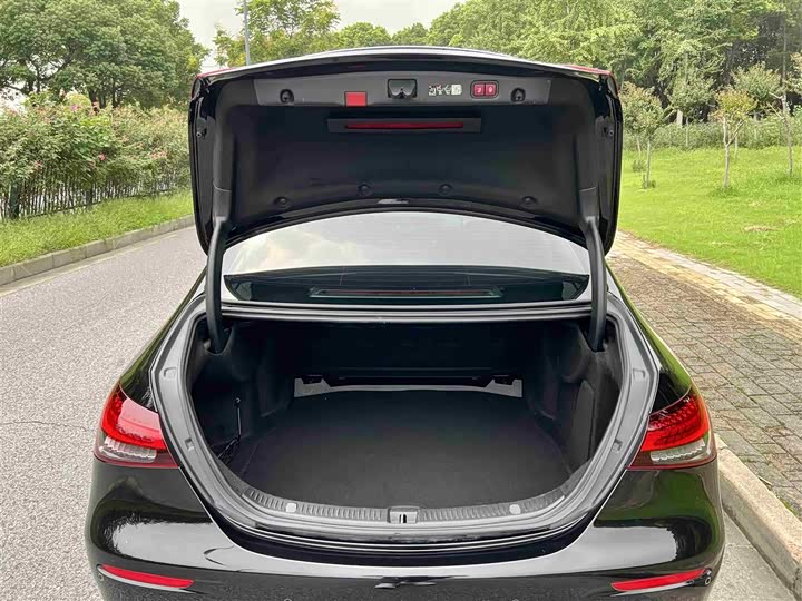 Фото 13 - Mercedes-Benz E-Class