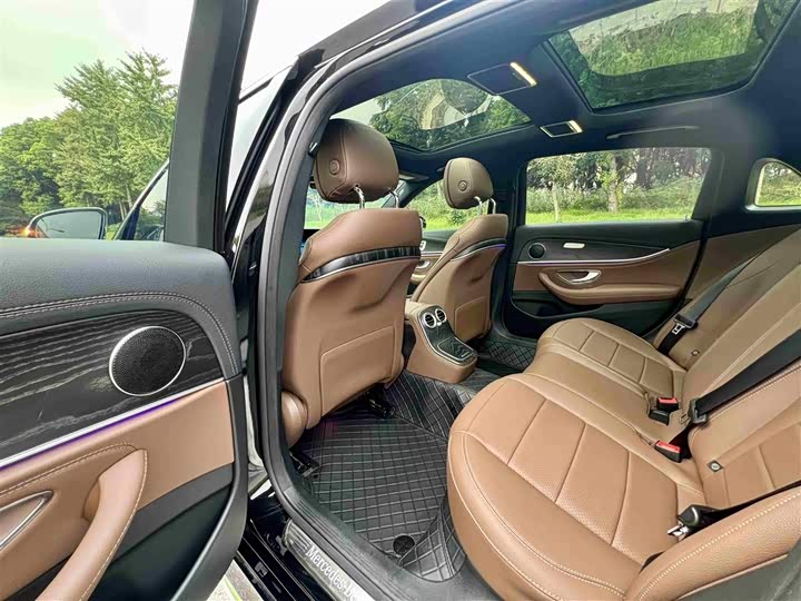 Фото 5 - Mercedes-Benz E-Class