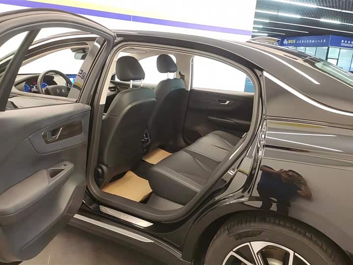 Фото 11 - Hongqi E-QM5