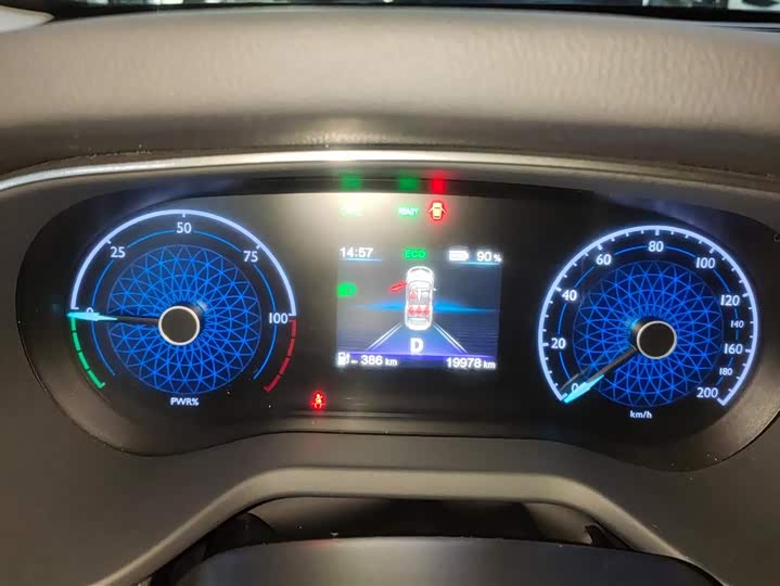 Фото 14 - Hongqi E-QM5