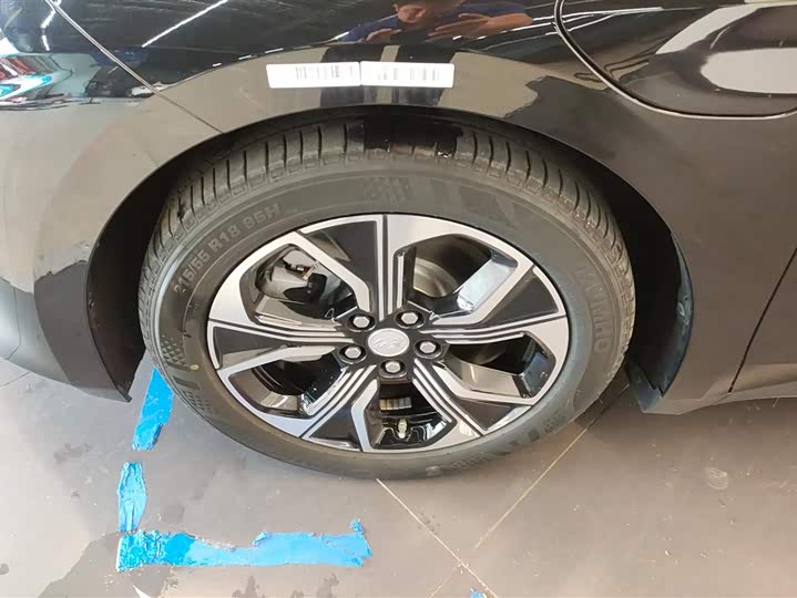 Фото 6 - Hongqi E-QM5