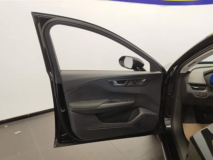 Фото 7 - Hongqi E-QM5