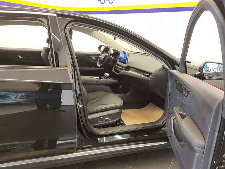 Фото 8 - Hongqi E-QM5