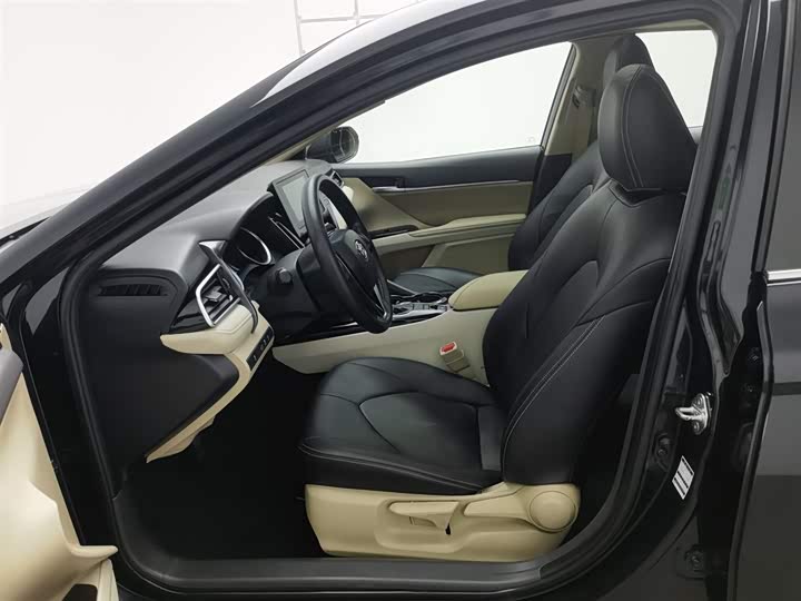 Фото 10 - Toyota Camry