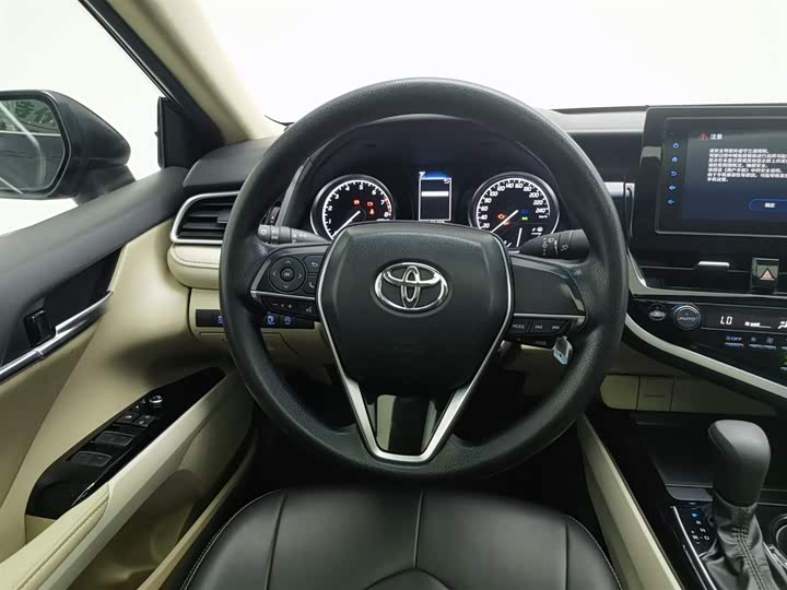 Фото 11 - Toyota Camry