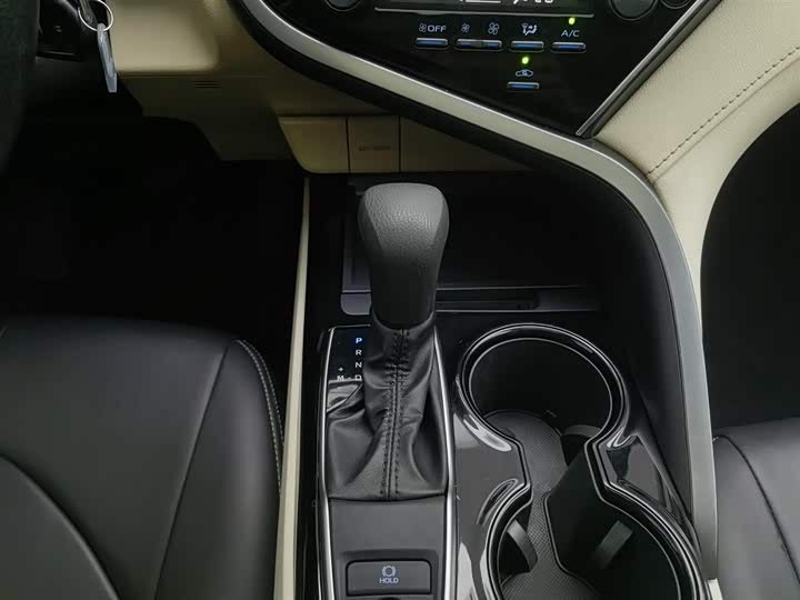 Фото 13 - Toyota Camry