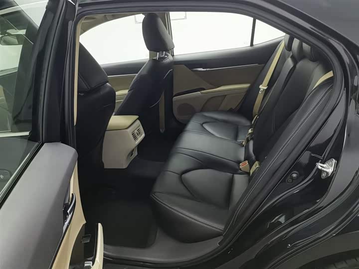 Фото 15 - Toyota Camry