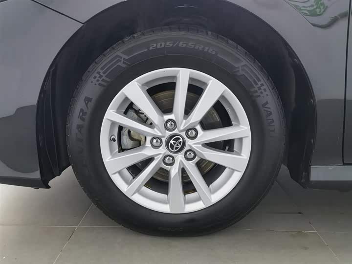 Фото 17 - Toyota Camry