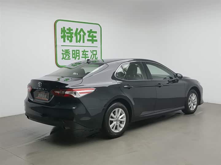 Фото 2 - Toyota Camry